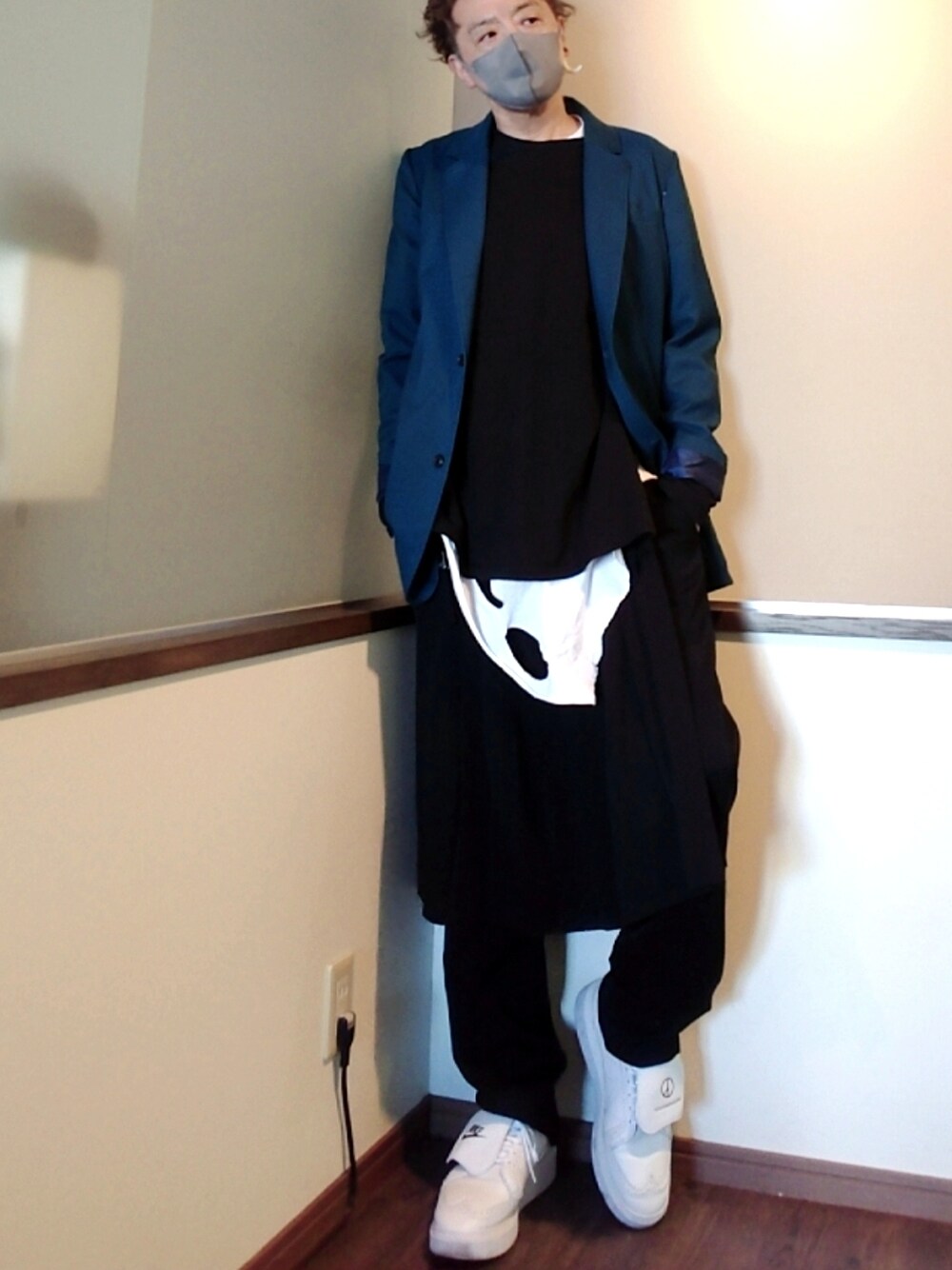 ブラック系のスラックス、ブルー系のテーラードジャケット、ブラック系のTシャツ/カットソーを着用したメンズの春コーディネートの1枚目の写真