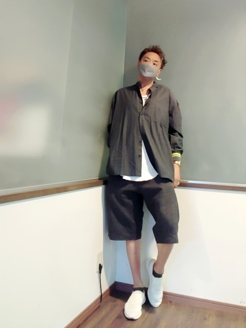 ブラック系のシャツ/ブラウス、ホワイト系のタンクトップ、グレー系のスラックスを着用したメンズの夏コーディネートの1枚目の写真