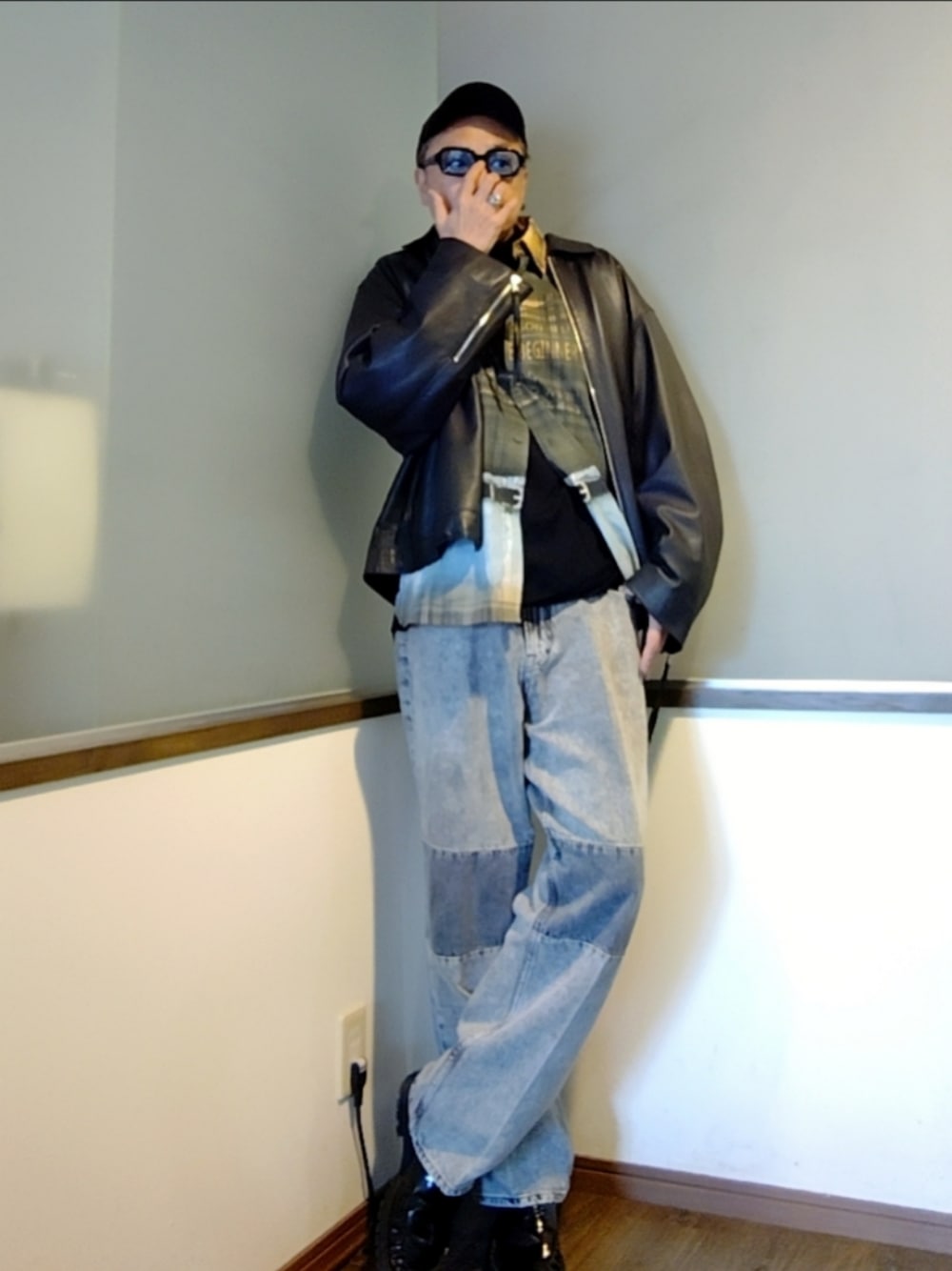 グレー系のデニムパンツ、ブラック系のブルゾン、ブラウン系のシャツ/ブラウスを着用したメンズの秋コーディネートの1枚目の写真