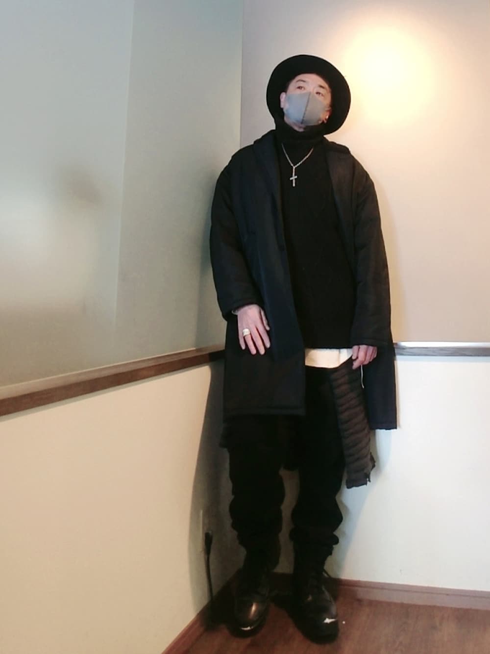 ブラック系のその他パンツ、ブラック系のスニーカー、ブラック系のチェスターコートを着用したメンズの冬コーディネートの1枚目の写真