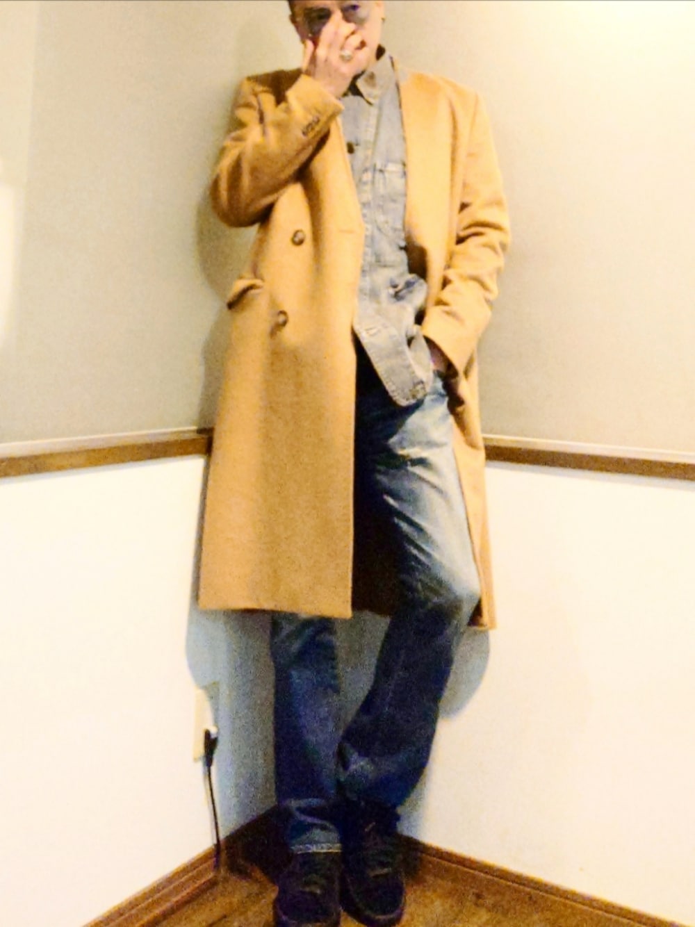 「ロングコート、デニムオンデニム、デニム、サングラス、スニーカー、NIKE」｜「Martin Margiela×H&Mのアイテム（チェスターコート、ベージュ系）」を使った、P３さん（メンズ・178cm）の冬コーディネートの1枚目の写真