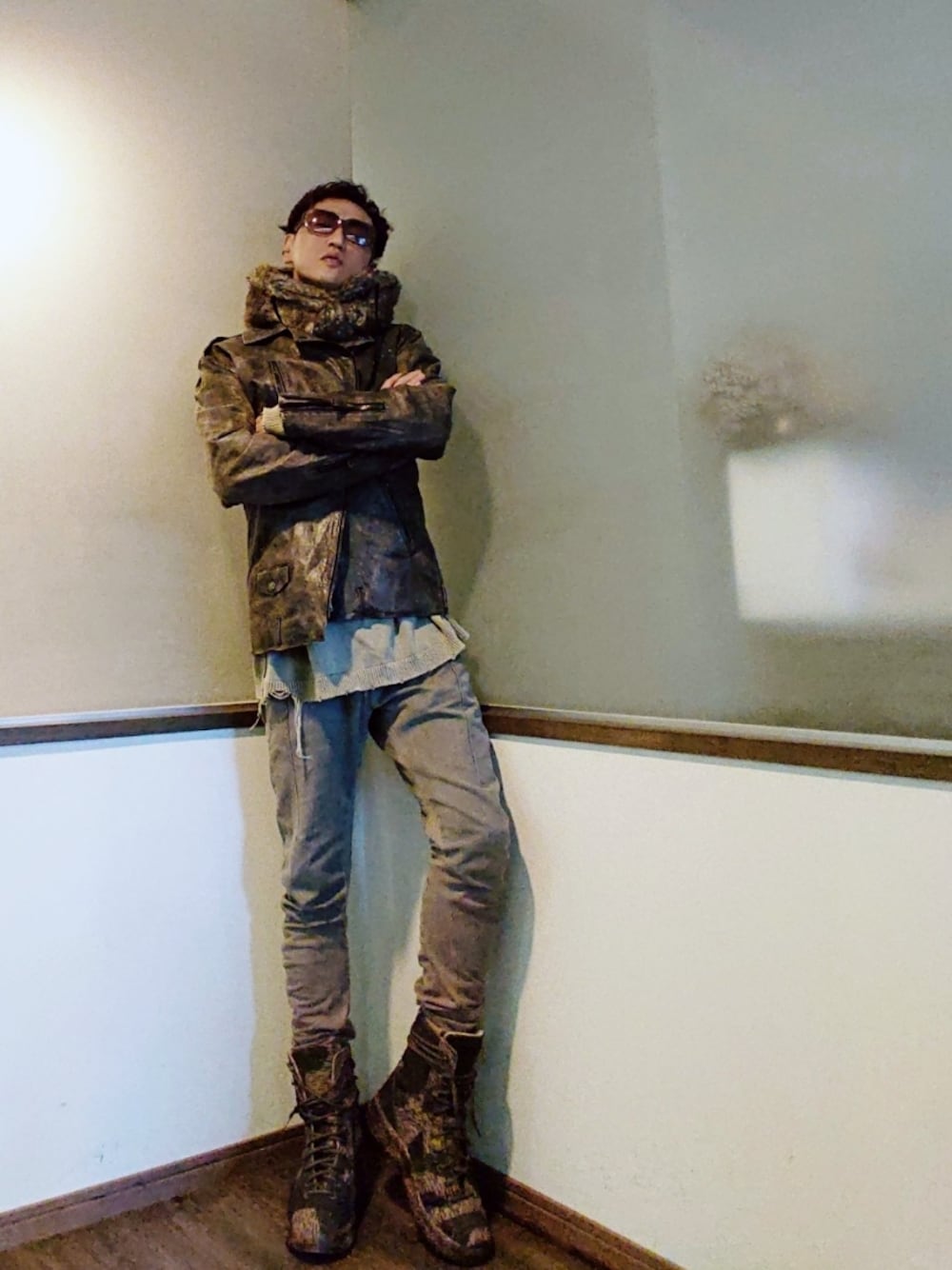 ブラウン系のライダースジャケット、ベージュ系のニット/セーター、ブラウン系のデニムパンツを着用したメンズの秋コーディネートの1枚目の写真