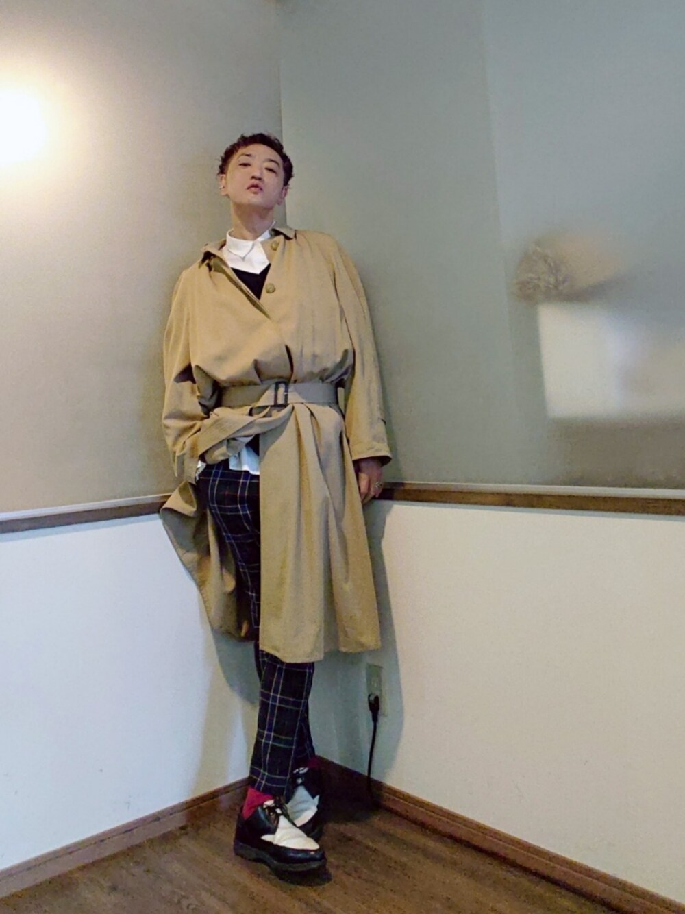 「チェック、トレンチコート、白シャツ、カラーパンツ、秋のコーデ、Dr.Martens、ロングコート、Vネックニット、キレイめ、ベルテッドコート、きれいめカジュアル、革靴」｜「Jean Paul Gaultierの古着（トレンチコート、ベージュ系）」を使った、P３さん（メンズ・178cm）の秋コーディネートの1枚目の写真