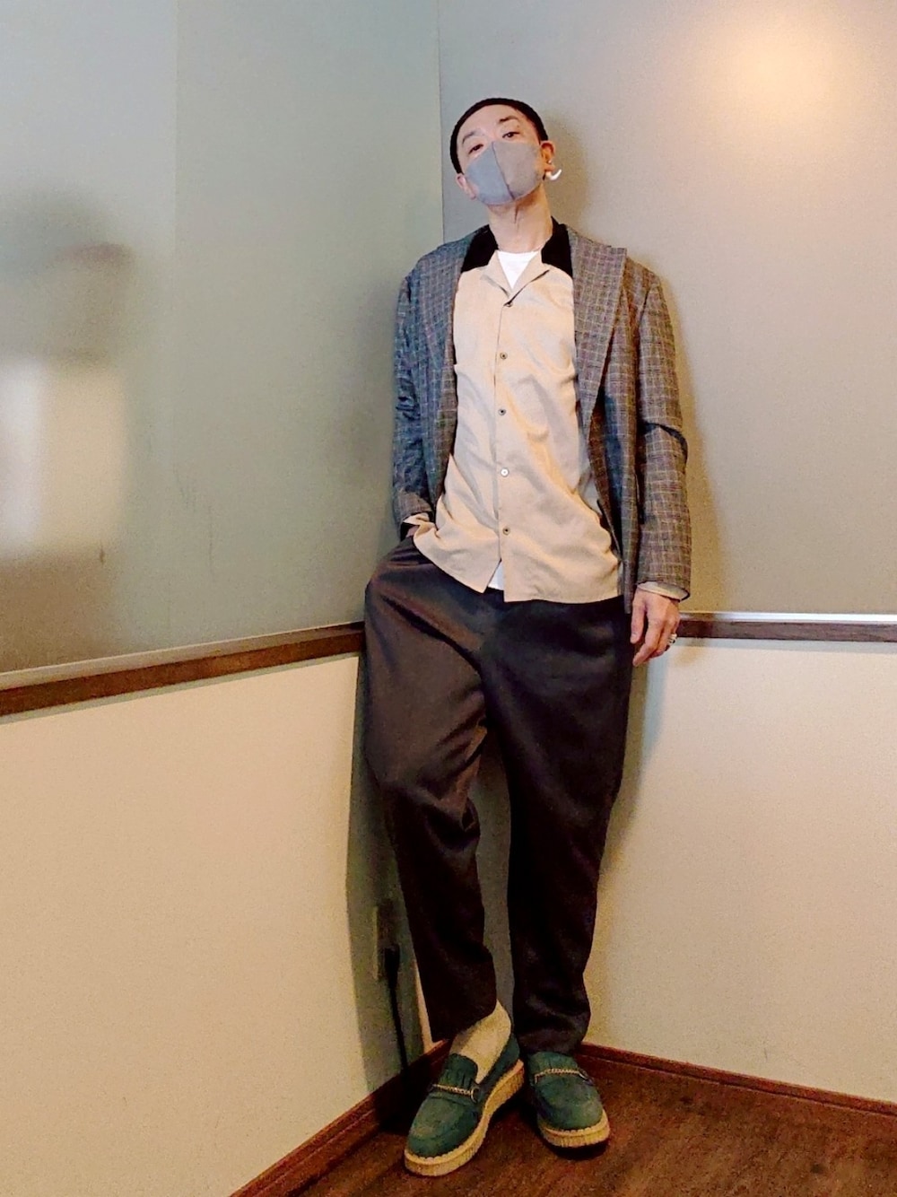 グレー系のテーラードジャケット、ベージュ系のシャツ/ブラウス、グレー系のスラックスを着用したメンズの春コーディネートの2枚目の写真