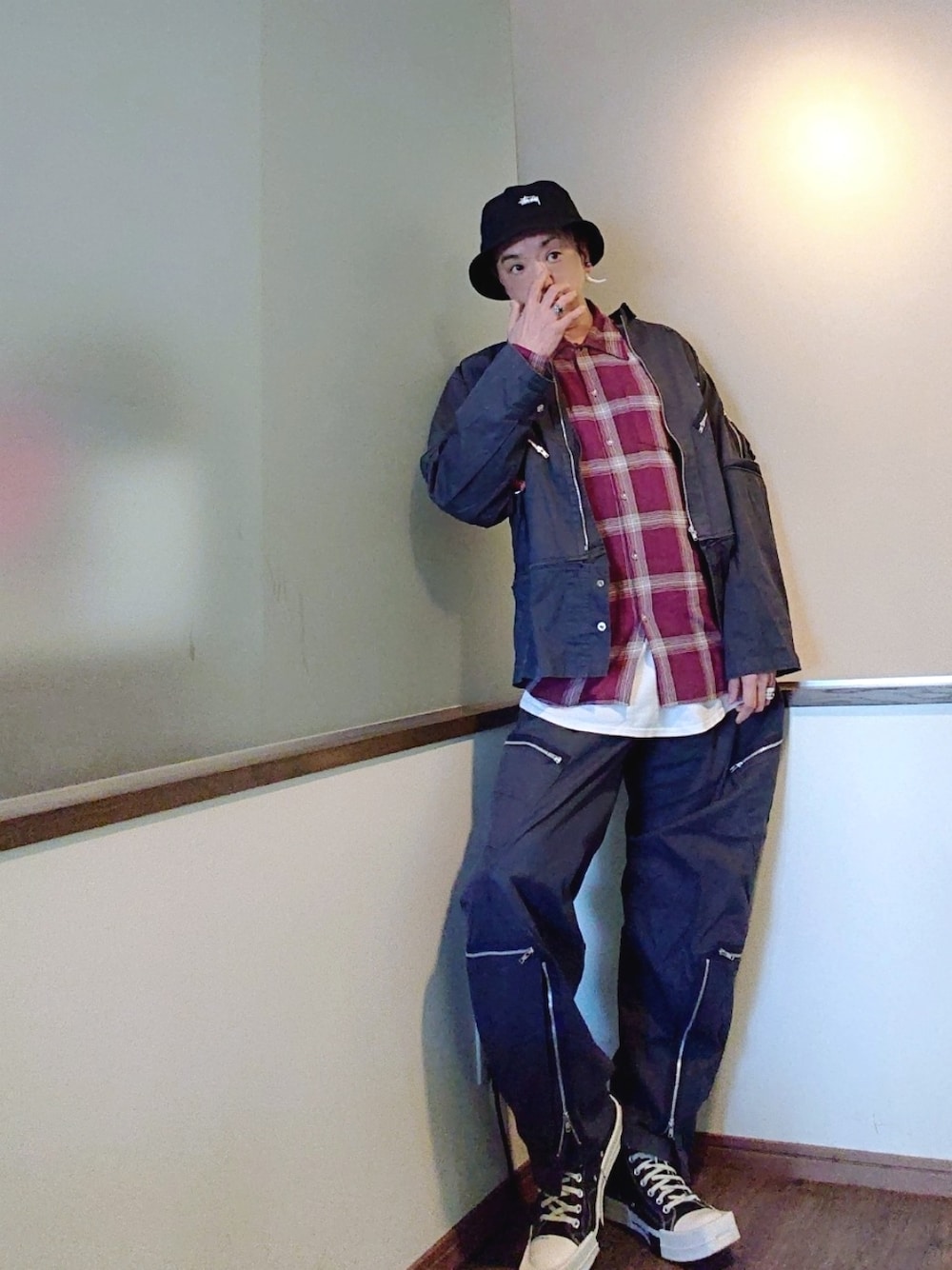 レッド系のシャツ/ブラウス、ブルー系のジャケット/アウター、ブルー系のカーゴパンツを着用したメンズの春コーディネートの1枚目の写真