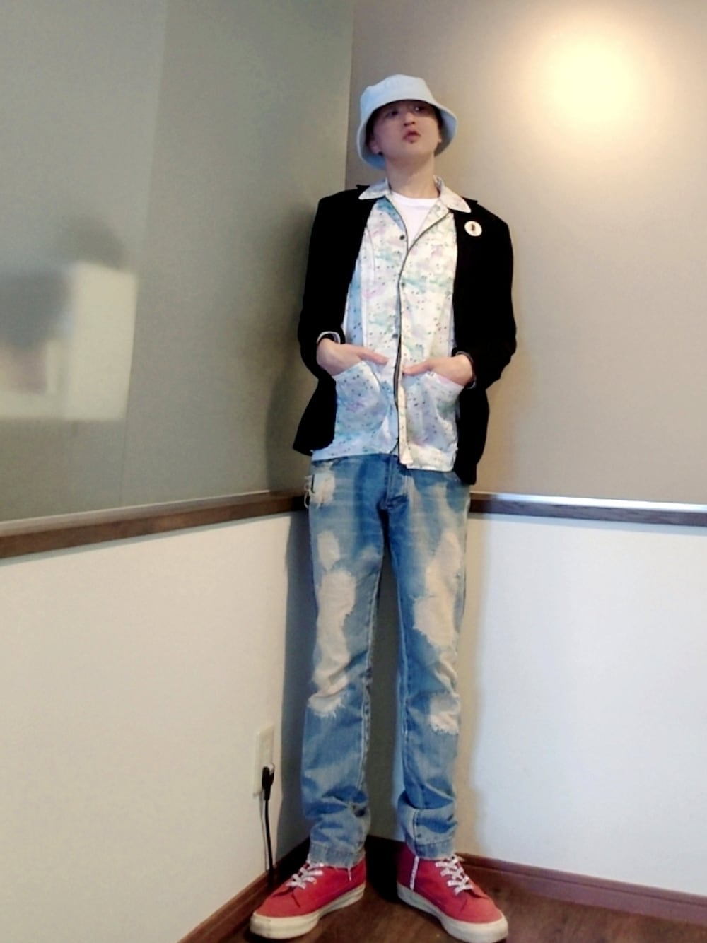 ブルー系のテーラードジャケット、ホワイト系のシャツ/ブラウス、ブルー系のデニムパンツを着用したメンズの春コーディネートの1枚目の写真