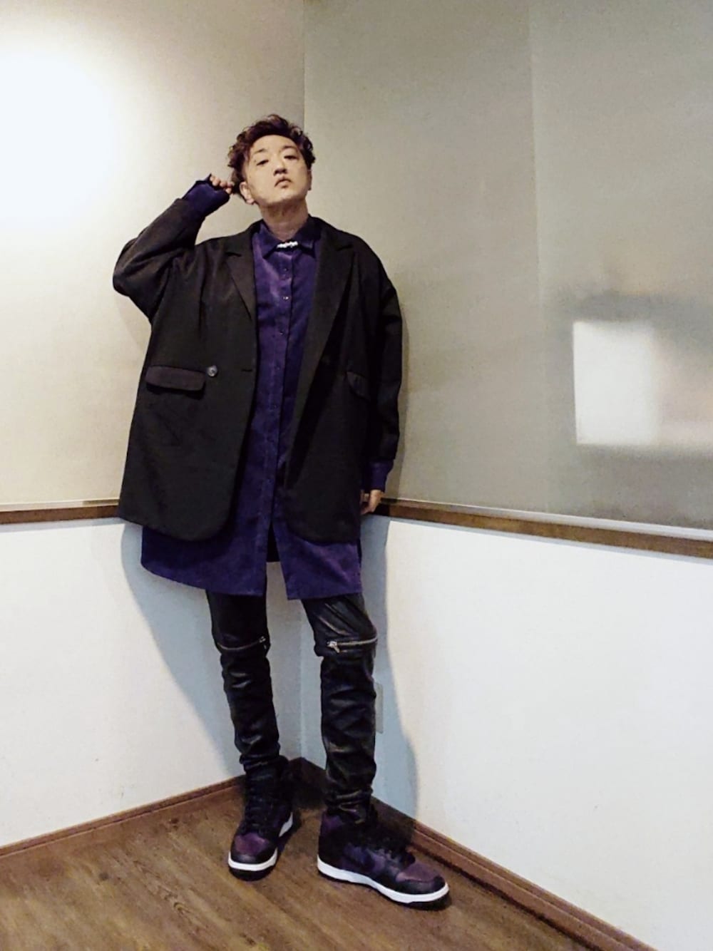 パープル系のシャツ/ブラウス、ブラック系のテーラードジャケット、パープル系のスニーカーを着用したメンズの秋コーディネートの1枚目の写真