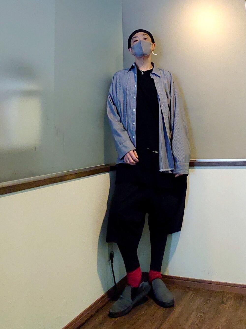 ブラック系のジャケット/アウター、ホワイト系のトレンチコート、ブラック系のシャツ/ブラウスを着用したメンズの春コーディネートの3枚目の写真