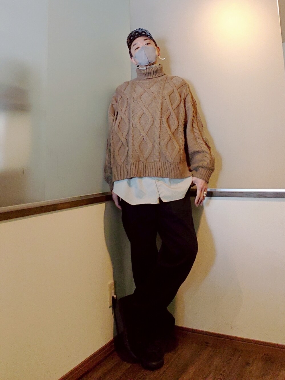 ブラック系のスタジャン、ベージュ系のニット/セーター、グレー系のシャツ/ブラウスを着用したメンズの冬コーディネートの2枚目の写真