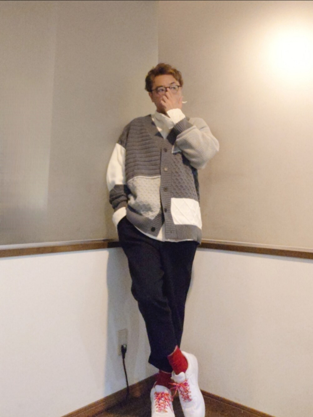 「レイヤードスタイル、白シャツ、レザー、クロップドパンツ、秋コーデ、白スニーカー、NIKE、メガネ男子、大人カジュアル、きれいめカジュアル、ストリート、スニーカー、カーディガン」｜「ZARAのアイテム（カーディガン/ボレロ、グレー系）」を使った、P３さん（メンズ・178cm）の秋コーディネートの1枚目の写真