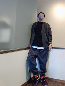 「glamb（グラム）のアイテム（スラックス）」を使った、P３さん（メンズ・178cm）の春コーディネート