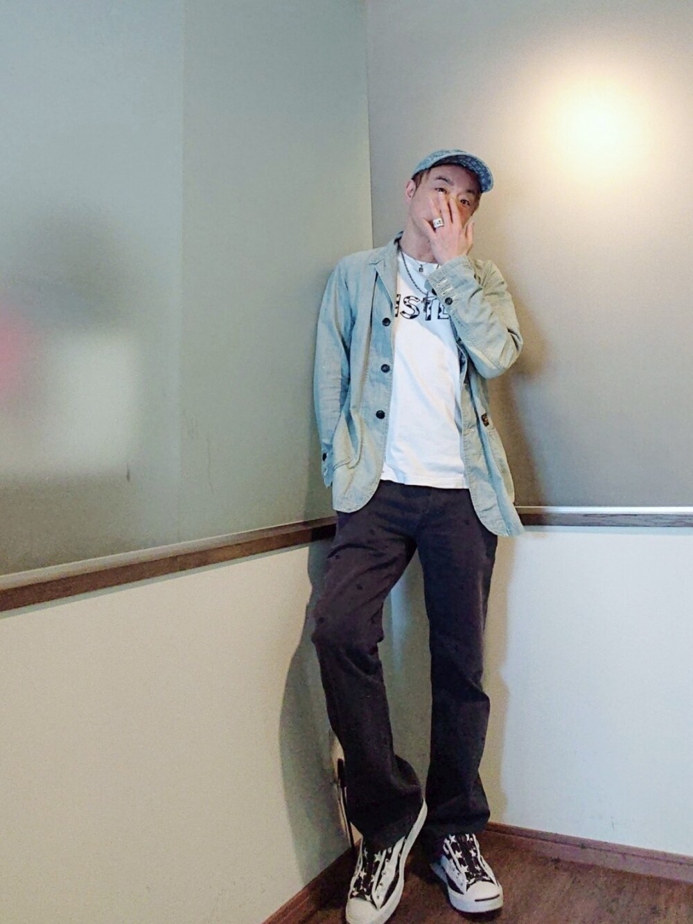 ホワイト系のTシャツ/カットソー、ブルー系のカバーオール、ホワイト系のスニーカーを着用したメンズの春コーディネートの1枚目の写真