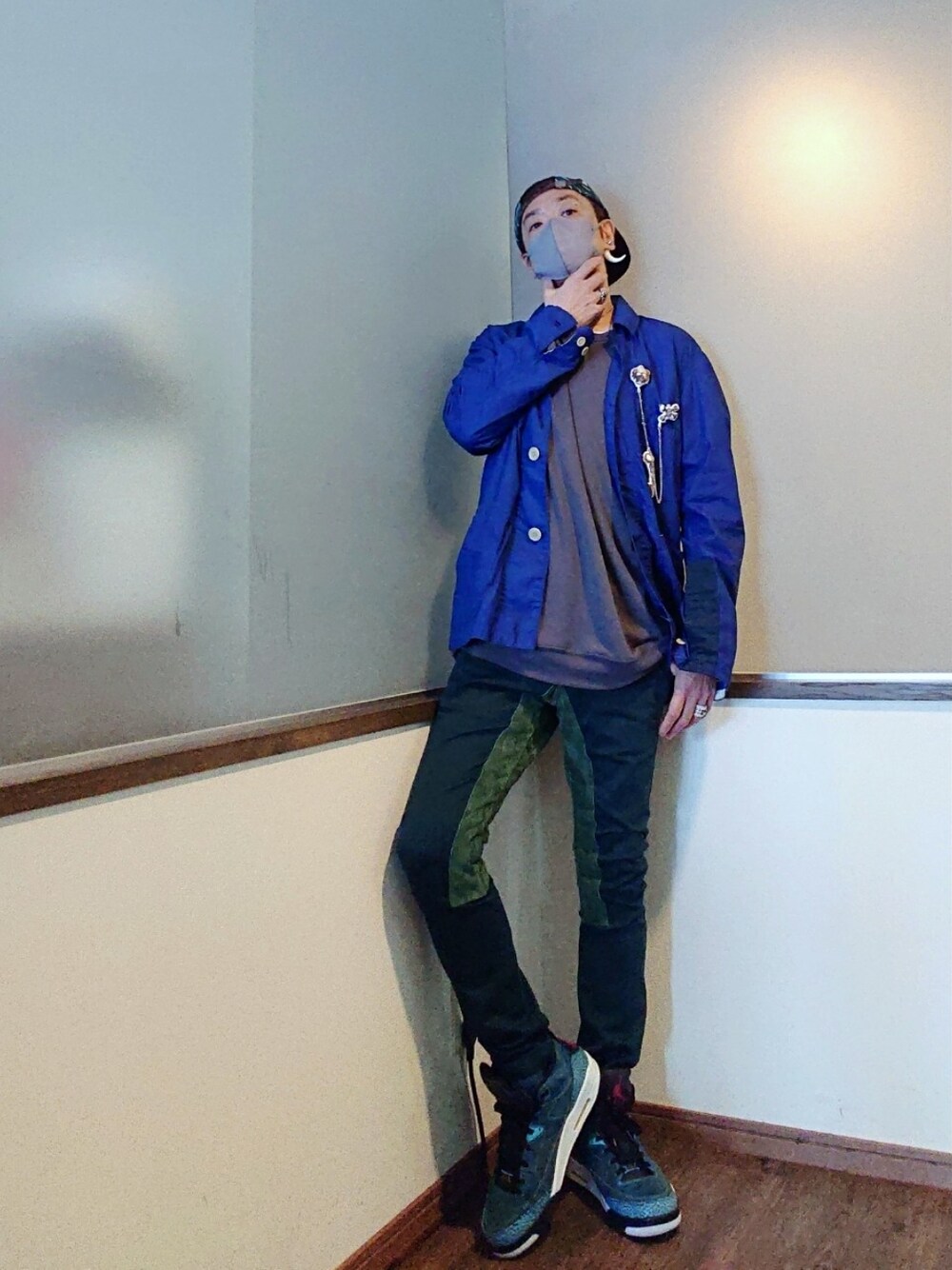 グレー系のTシャツ/カットソー、ブルー系のカバーオール、グリーン系のその他パンツを着用したメンズの春コーディネートの1枚目の写真