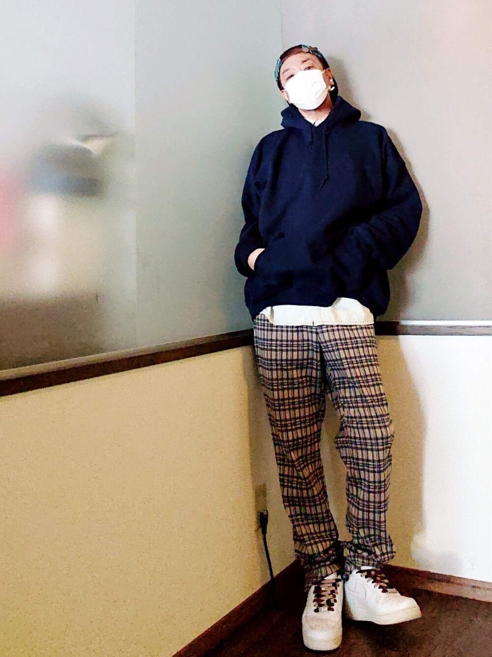 ブルー系のパーカー、ブルー系のシャツ/ブラウス、ブルー系のダッフルコートを着用したメンズの冬コーディネートの2枚目の写真