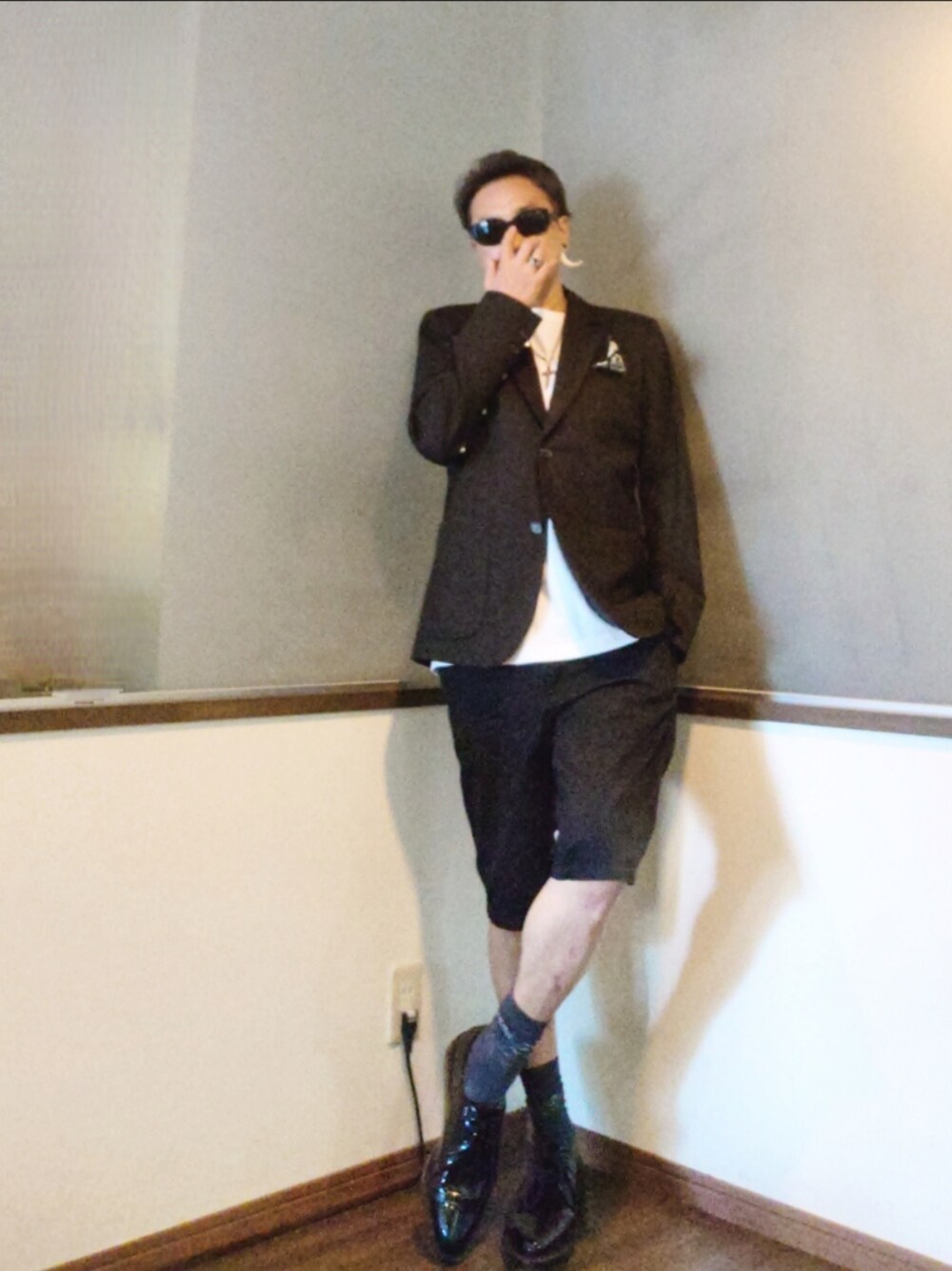 グレー系のテーラードジャケット、ホワイト系のTシャツ/カットソー、ブラック系のチノパンツを着用したメンズの秋コーディネートの1枚目の写真