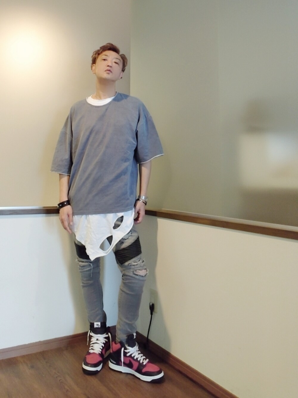 レッド系のスニーカー、グレー系のデニムパンツ、グレー系のTシャツ/カットソーを着用したメンズの夏コーディネートの1枚目の写真