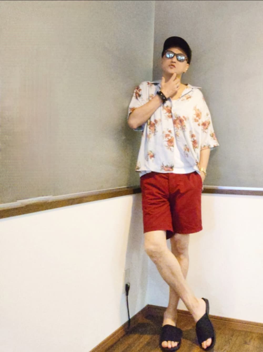 ブルー系のシャツ/ブラウス、レッド系のパンツ、ブラック系のサンダルを着用したメンズの夏コーディネートの1枚目の写真