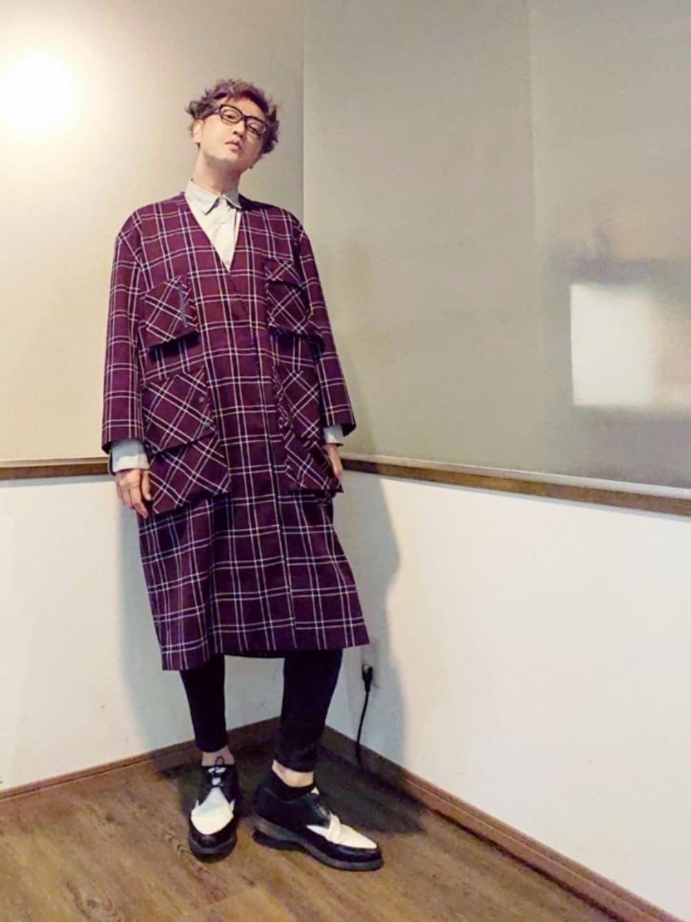 レッド系のステンカラーコート、グレー系のシャツ/ブラウス、ブラック系のデニムパンツを着用したメンズの秋コーディネートの1枚目の写真