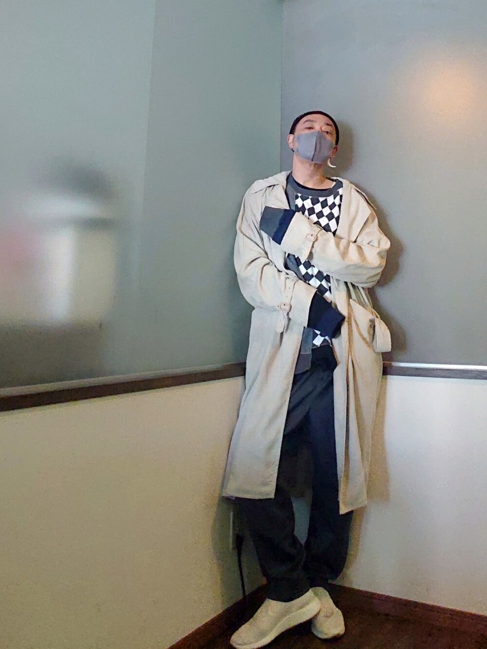 グレー系のスウェット、グレー系のスラックス、ホワイト系のスニーカーを着用したメンズの春コーディネートの3枚目の写真