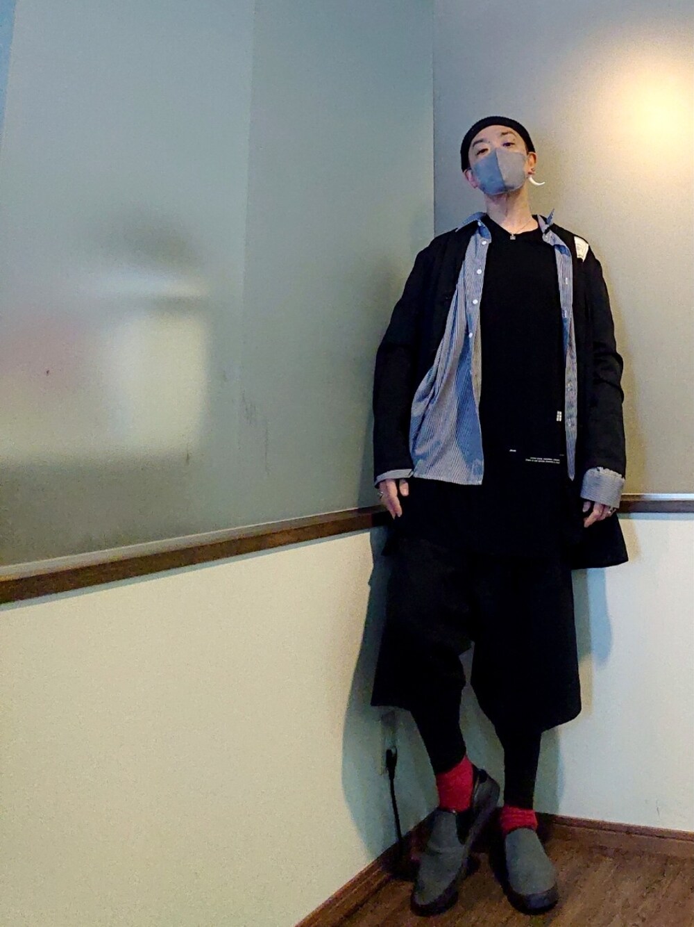 ブラック系のジャケット/アウター、ホワイト系のトレンチコート、ブラック系のシャツ/ブラウスを着用したメンズの春コーディネートの2枚目の写真