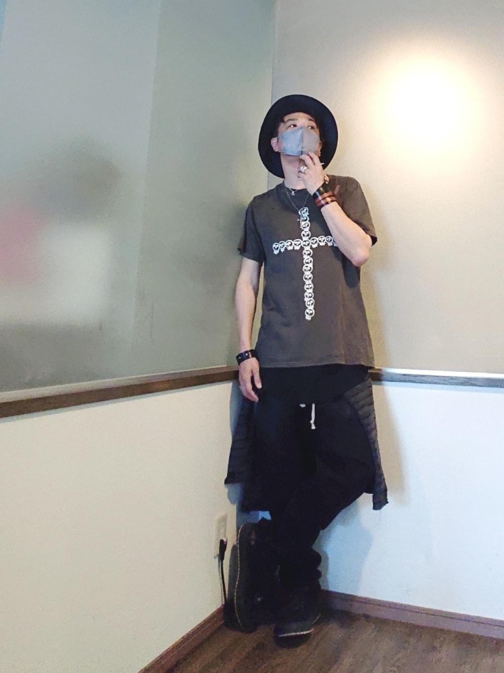 ブラック系のTシャツ/カットソー、ブラック系のその他パンツ、ブラック系のスニーカーを着用したメンズの夏コーディネートの1枚目の写真