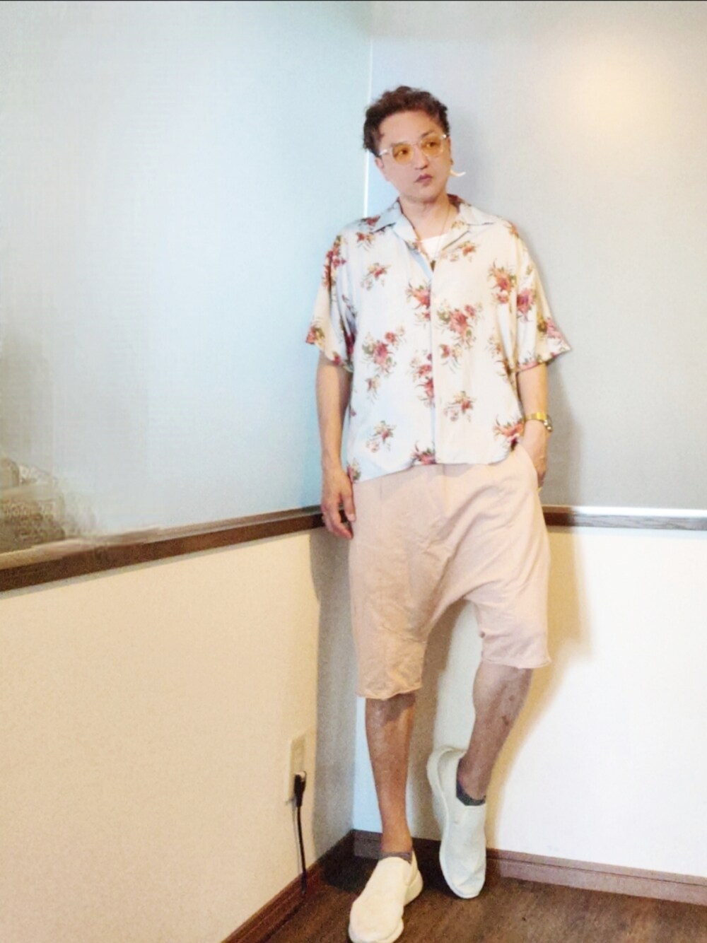 ブルー系のシャツ/ブラウス、ピンク系のスウェットパンツ、ホワイト系のスニーカーを着用したメンズの夏コーディネートの1枚目の写真