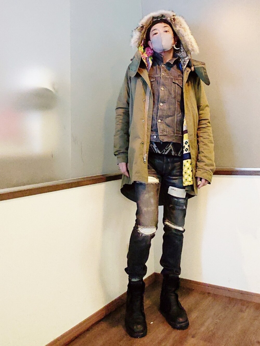 グリーン系のモッズコート、ブラック系のデニムジャケット、ブラック系のデニムパンツを着用したメンズの冬コーディネートの2枚目の写真