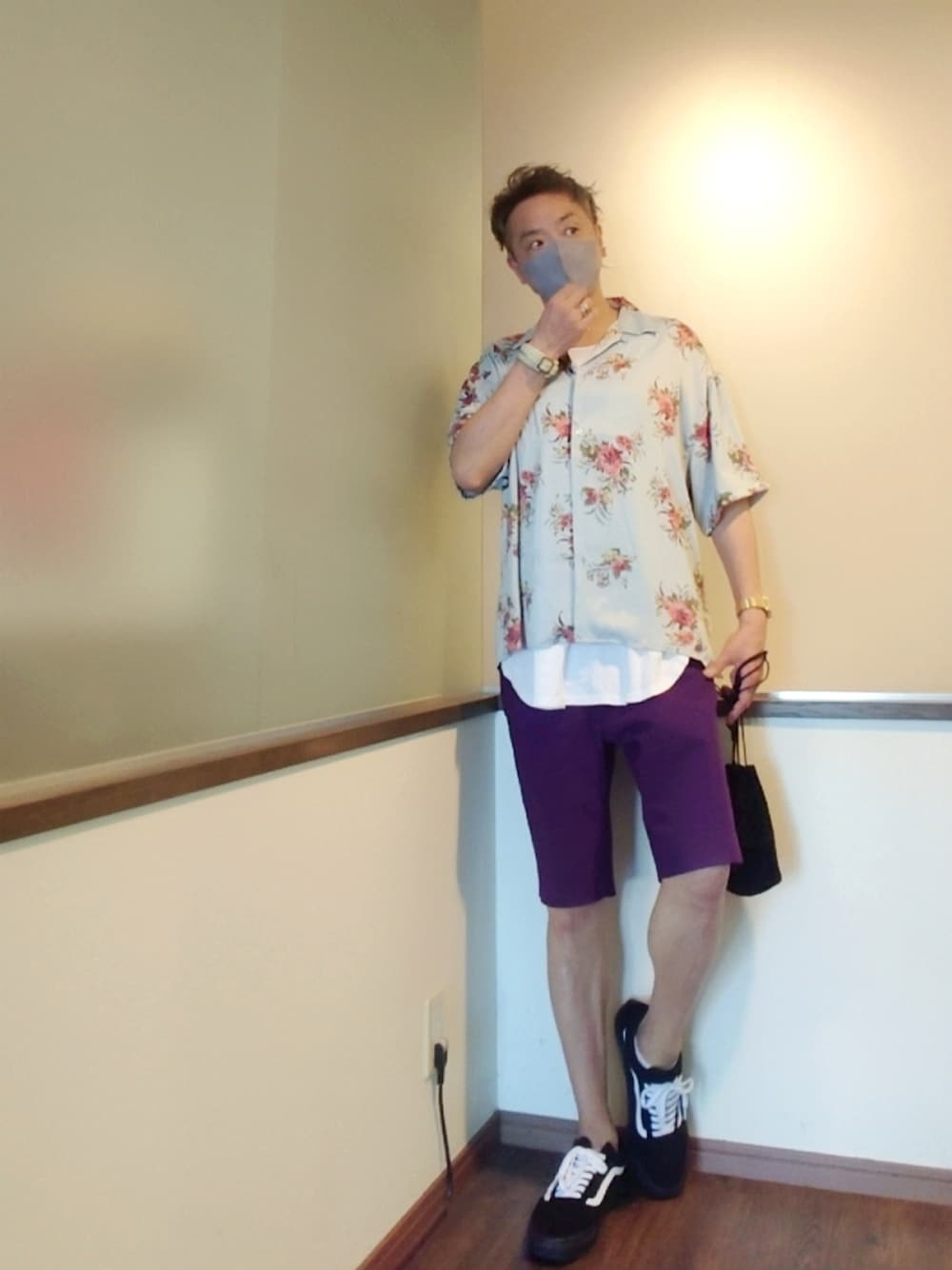 ブルー系のシャツ/ブラウス、パープル系のスラックス、ブラック系のショルダーバッグを着用したメンズの夏コーディネートの1枚目の写真