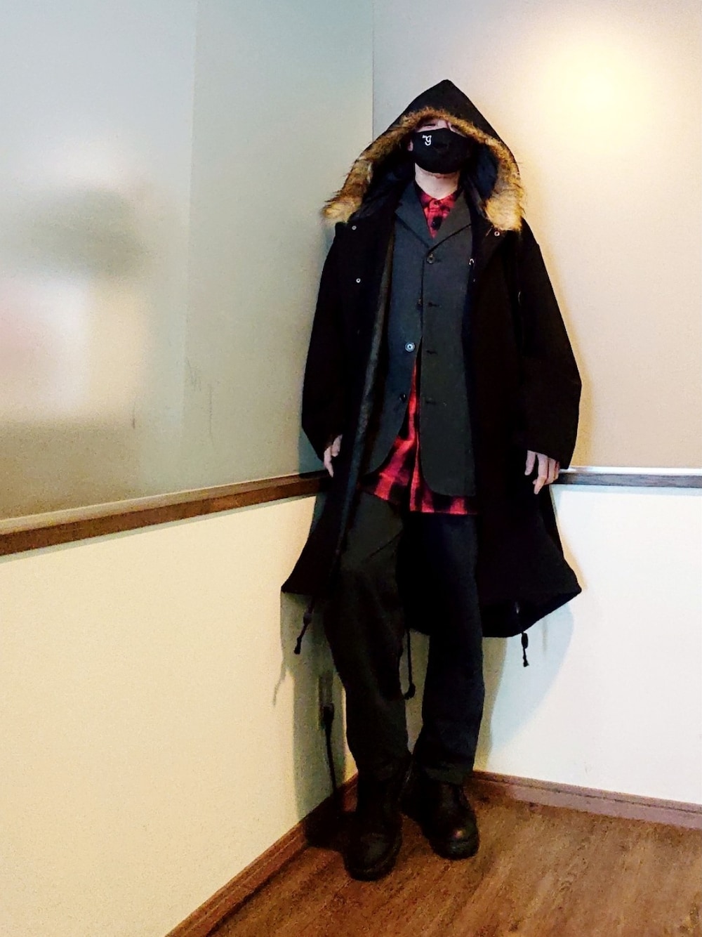 ブラック系のモッズコート、レッド系のシャツ/ブラウス、グレー系のセットアップを着用したメンズの冬コーディネートの2枚目の写真