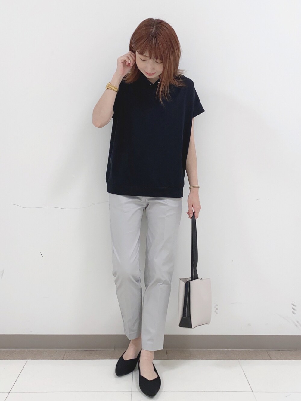 ブラック系のTシャツ/カットソー、グレー系のその他パンツ、ブラック系のパンプスを着用したレディースの夏コーディネートの1枚目の写真