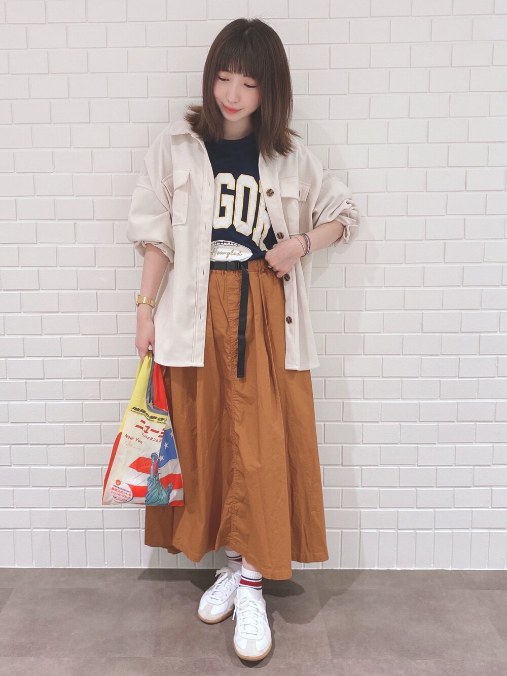 ブルー系のTシャツ/カットソー、ホワイト系のミリタリージャケット、ホワイト系のスニーカーを着用したレディースの夏コーディネートの1枚目の写真