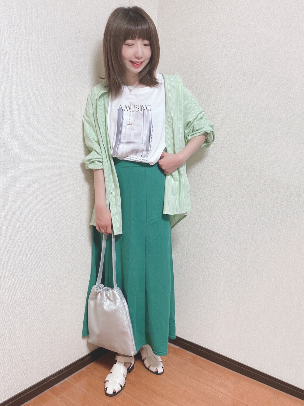 ホワイト系のTシャツ/カットソー、グリーン系のスカート、グリーン系のシャツ/ブラウスを着用したレディースの春コーディネートの1枚目の写真