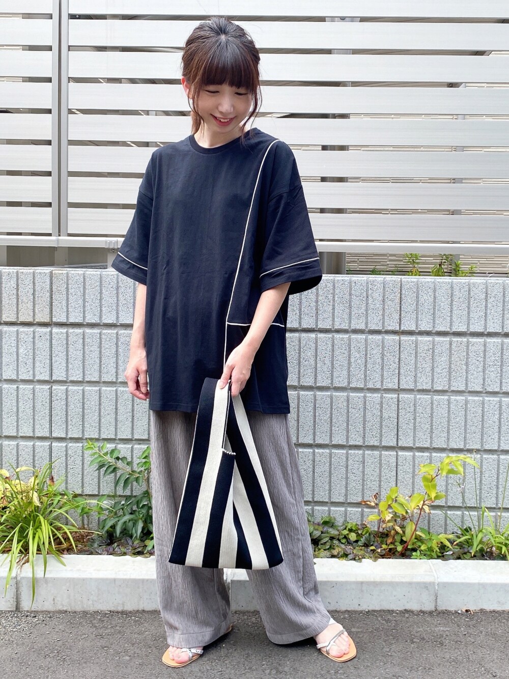 ブラック系のTシャツ/カットソー、その他のバッグ、ベージュ系のその他パンツを着用したレディースの夏コーディネートの1枚目の写真