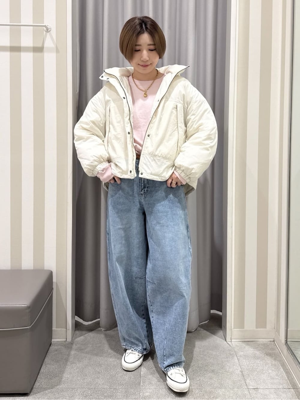ホワイト系のその他アウター、ピンク系のスウェット、ブルー系のデニムパンツを着用したレディースの秋コーディネートの1枚目の写真