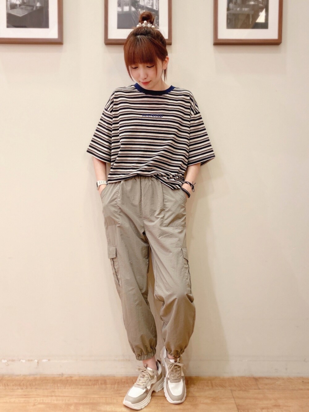 ベージュ系のTシャツ/カットソー、グレー系のその他パンツ、ベージュ系のスニーカーを着用したレディースの夏コーディネートの1枚目の写真