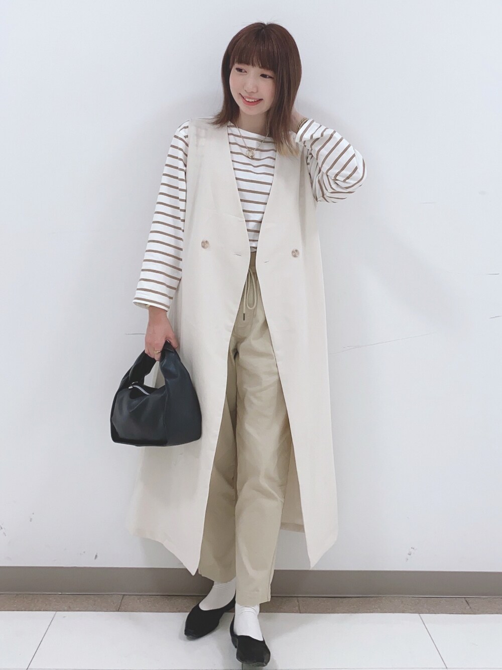 ベージュ系のベスト、ベージュ系のTシャツ/カットソー、ベージュ系のその他パンツを着用したレディースの春コーディネートの1枚目の写真