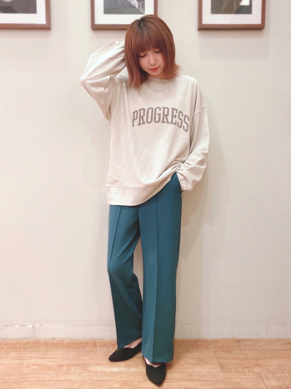 「パンプス、グリーン、カラーパンツ、秋のコーデ、オーバーサイズ、秋色、大人カジュアル、ワイドパンツ、ロゴスウェット、ロゴプリント、ビックシルエット、パンツスタイル、シューラルー、おしゃれさんと繋がりたい、USAコットン」｜「Cutie Blondeの【S-L/久保乃々花さん着用商品】カルゼワイドセンタープレスパンツ（その他パンツ、グリーン系）」を使った、RA★SEさん（レディース・162cm）の秋コーディネートの1枚目の写真