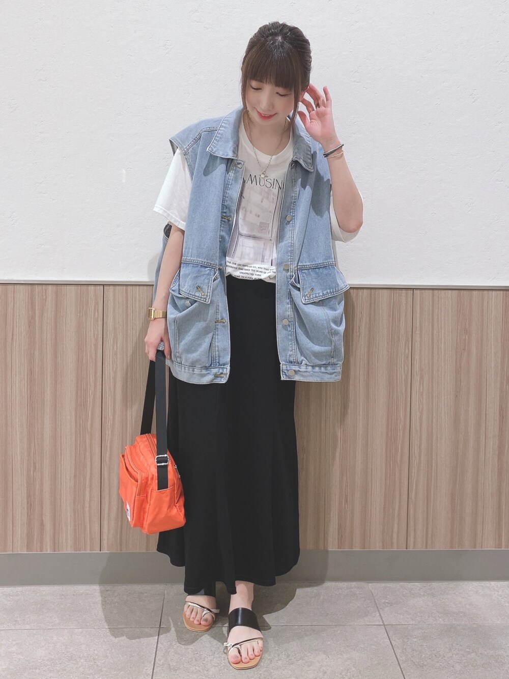 ホワイト系のTシャツ/カットソー、ブラック系のスカート、ブラック系のサンダルを着用したレディースの夏コーディネートの1枚目の写真