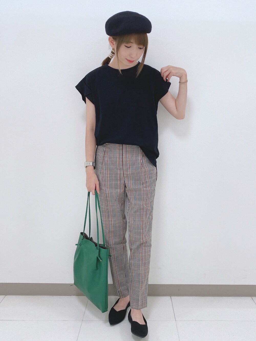 ブラック系のTシャツ/カットソー、ブラック系のパンプス、グリーン系のバッグを着用したレディースの夏コーディネートの1枚目の写真