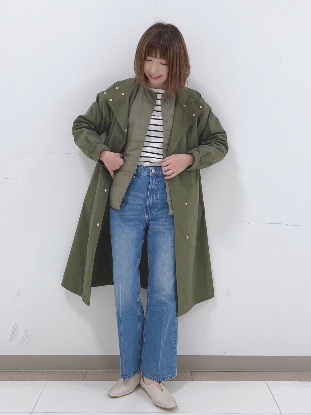 グリーン系のその他アウター、グリーン系のダウンジャケット/コート、ブラック系のTシャツ/カットソーを着用したレディースの冬コーディネートの1枚目の写真