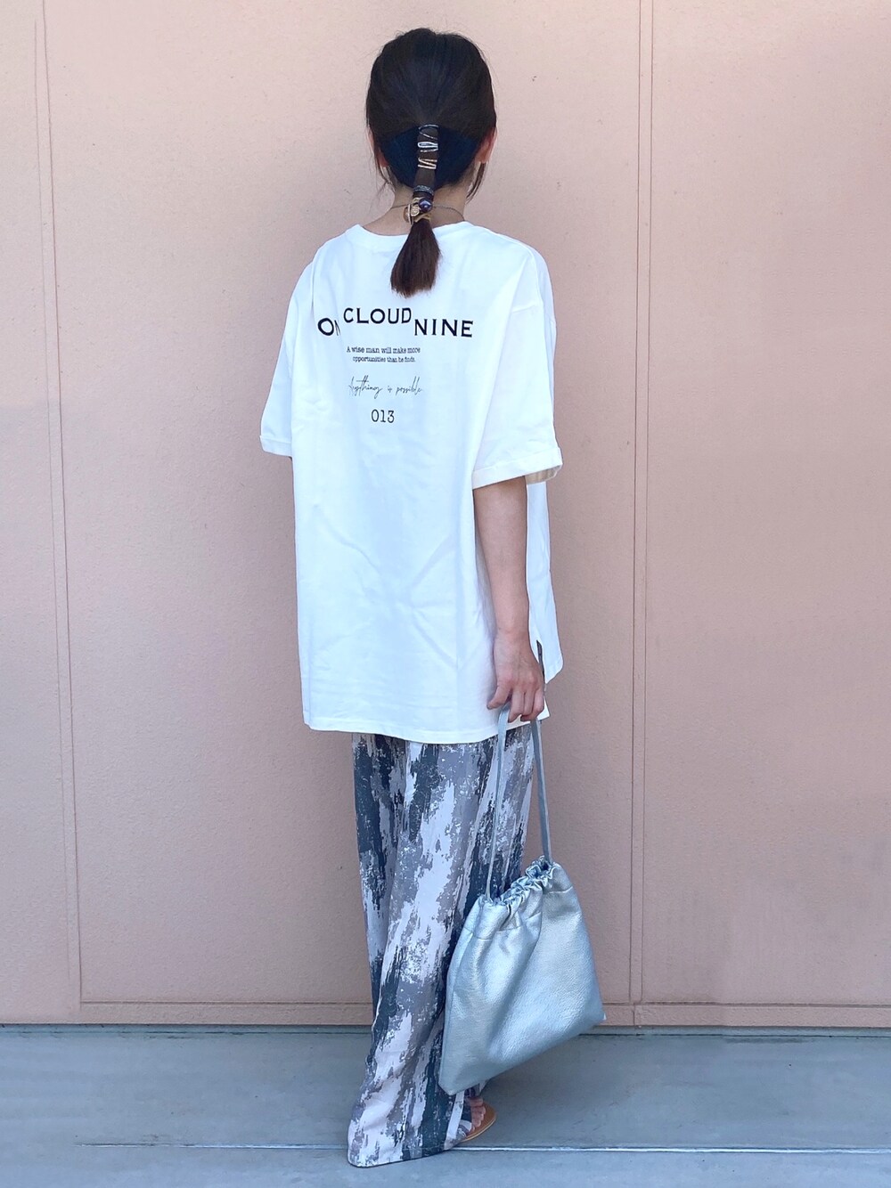 ホワイト系のTシャツ/カットソー、ブラック系のその他パンツ、ベージュ系のサンダルを着用したレディースの夏コーディネートの1枚目の写真