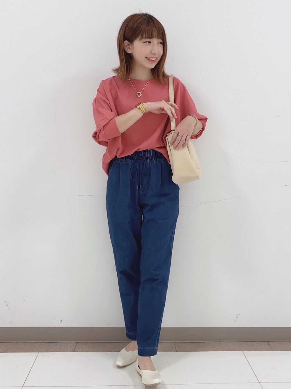 ピンク系のシャツ/ブラウス、ブルー系のその他パンツ、ホワイト系のパンプスを着用したレディースの春コーディネートの1枚目の写真