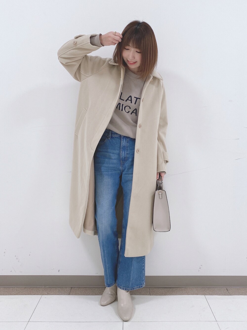 「ほめられ本命コーデ、大人カジュアル、きれいめカジュアル、コート、ロングコート、ニット、ロゴニット、パンツスタイル、デニム、フレアパンツ、ショートブーツ、ベージュ、おしゃれさんと繋がりたい、いいね、save、フォローお願いします🤑、シューラルー」｜「SHOO・LA・RUEの【洗える】スウェットライク ロゴニット（ニット/セーター、ベージュ系）」を使った、RA★SEさん（レディース・162cm）の冬コーディネートの1枚目の写真