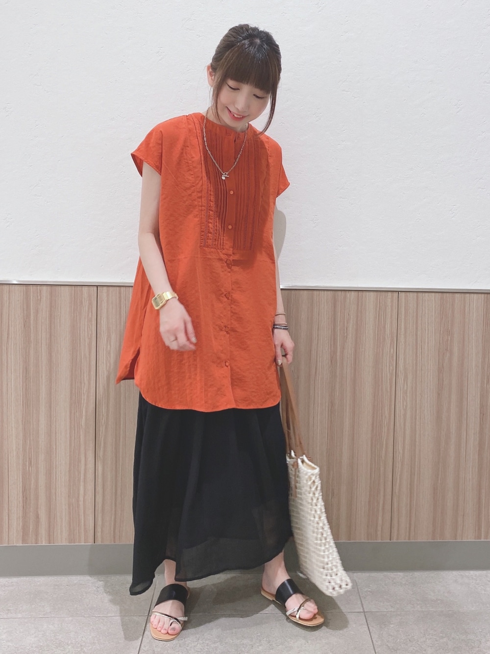 ピンク系のシャツ/ブラウス、ブラック系のスカート、ブラック系のサンダルを着用したレディースの夏コーディネートの1枚目の写真