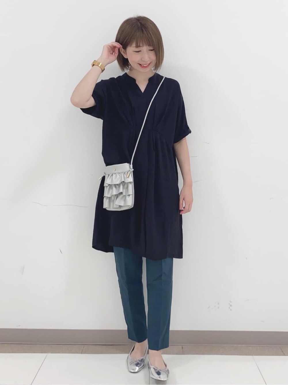 グリーン系のその他パンツを着用したレディースの夏コーディネートの1枚目の写真