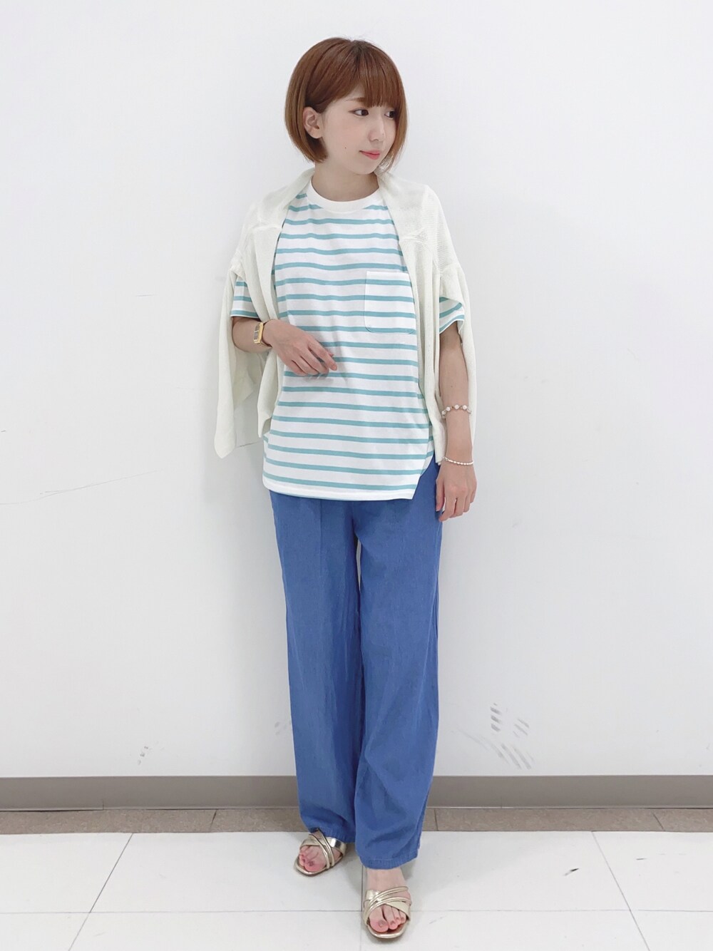ホワイト系のカーディガン/ボレロ、グリーン系のTシャツ/カットソー、ブルー系のその他パンツを着用したレディースの夏コーディネートの1枚目の写真