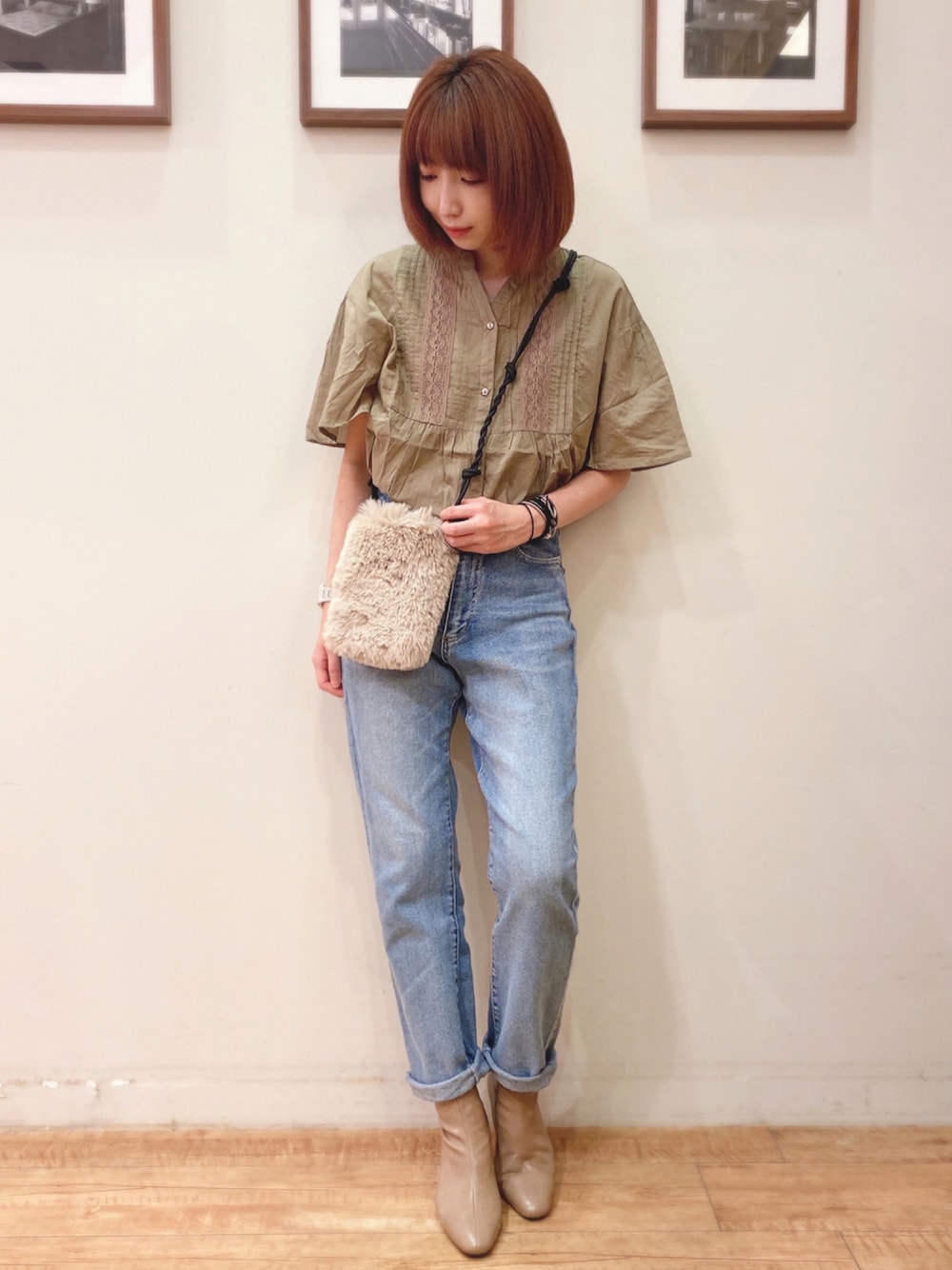 ベージュ系のシャツ/ブラウス、ブルー系のデニムパンツ、ベージュ系のブーツを着用したレディースの夏コーディネートの1枚目の写真