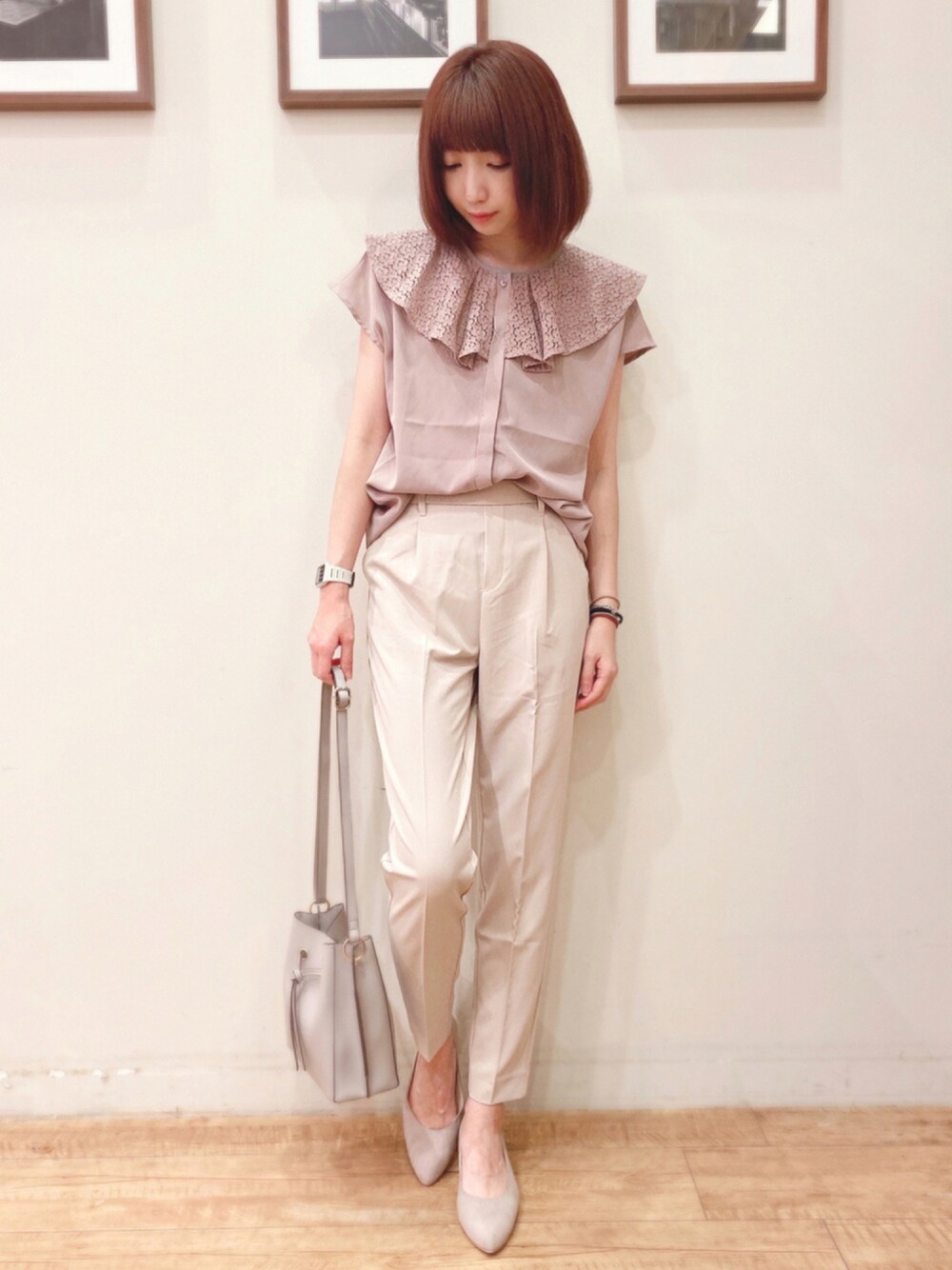 ピンク系のシャツ/ブラウス、ベージュ系のその他パンツ、グレー系のショルダーバッグを着用したレディースの夏コーディネートの1枚目の写真
