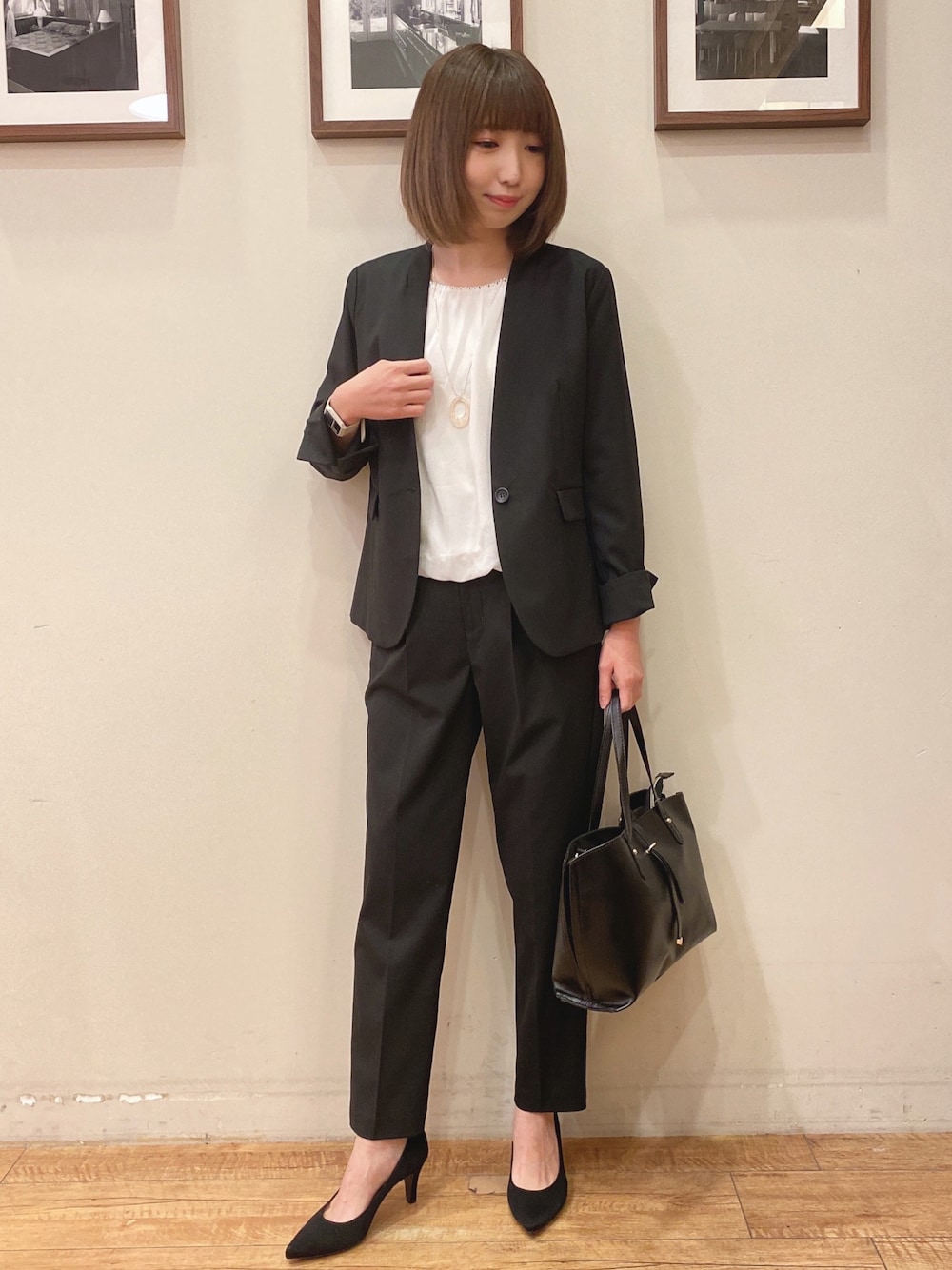 ブラック系のノーカラージャケット、ホワイト系のシャツ/ブラウス、ブラック系のトートバッグを着用したレディースの冬コーディネートの1枚目の写真