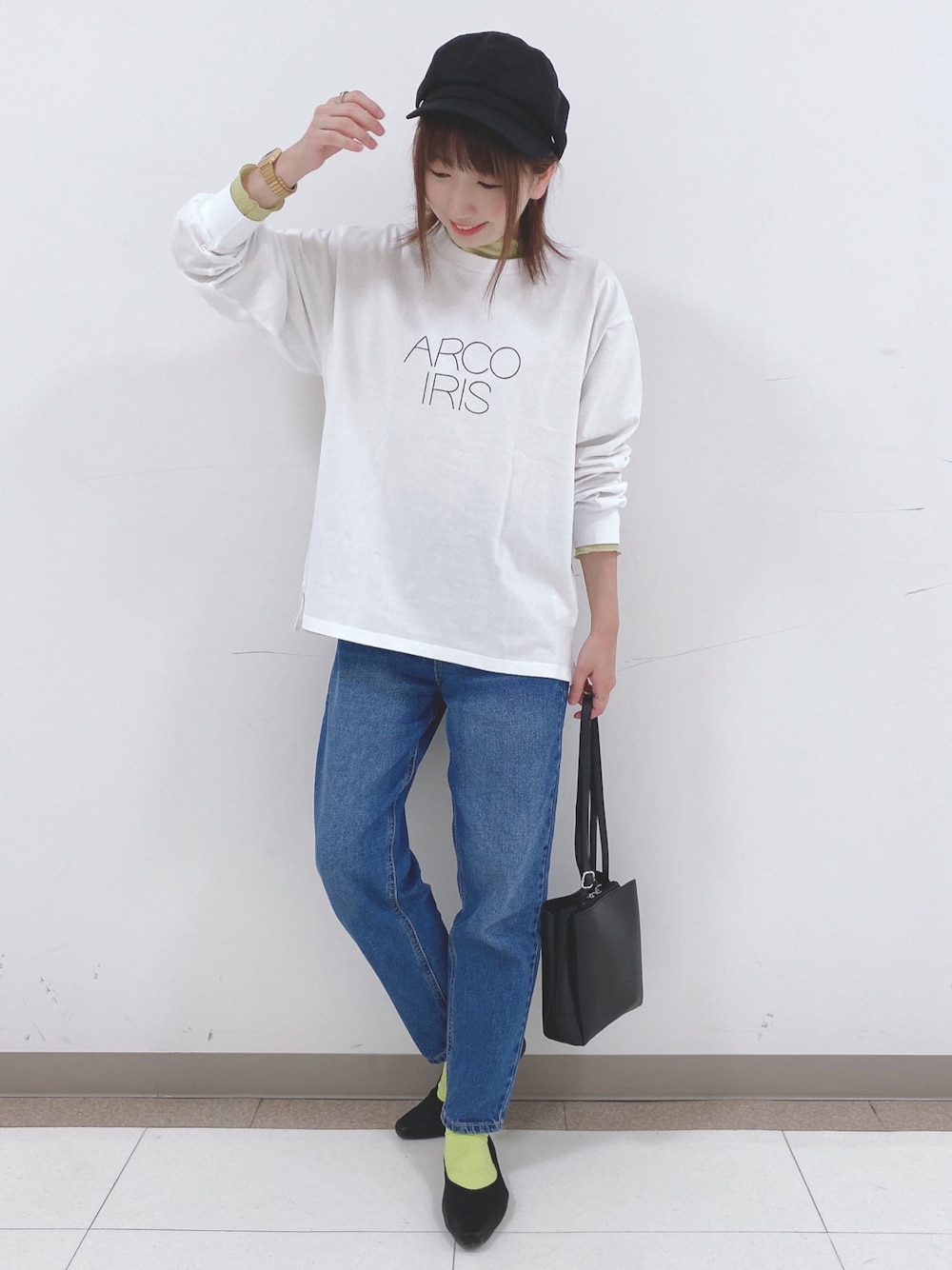 ホワイト系のTシャツ/カットソー、イエロー系のTシャツ/カットソー、ブルー系のデニムパンツを着用したレディースの春コーディネートの1枚目の写真